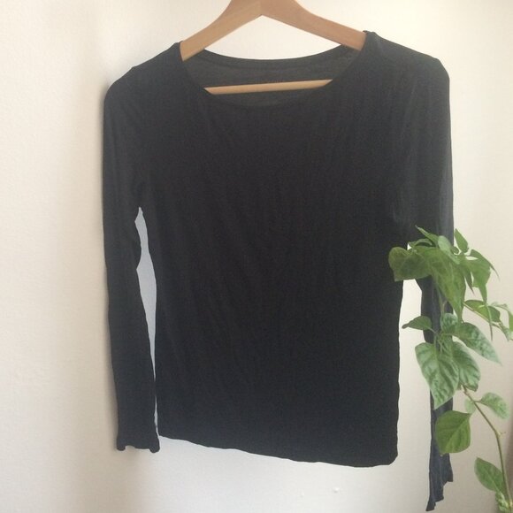 Uniqlo AIRism UV protection long sleeve t-shirt (black, women's size small) - Picture 3 of 8